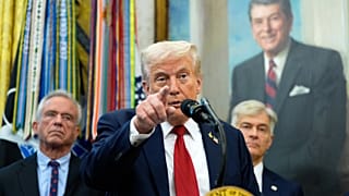 الرئيس دونالد ترامب يتحدث في المكتب البيضاوي بالبيت الأبيض، يوم الثلاثاء 30 سبتمبر 2025، في واشنطن،