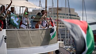 قارب يشارك في أسطول مدني متجه إلى غزة لكسر الحصار الإسرائيلي في إسبانيا، الأحد 31 أغسطس 2025.