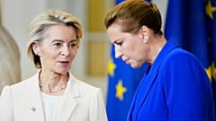 Dänemarks Premierministerin Mette Frederiksen, rechts, und die Präsidentin der Europäischen Kommission Ursula von der Leyen bei einem informellen Gipfel in Kopenhagen am 01. Oktober 2025. 