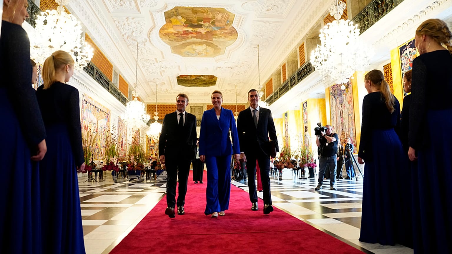 Danimarka Başbakanı Mette Frederiksen, İspanya Başbakanı Pedro Sanchez ve Fransa Cumhurbaşkanı Emmanuel Macron, Christiansborg Sarayı’nda yürürken, 1 Ekim 2025