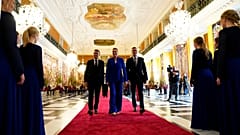 Danimarka Başbakanı Mette Frederiksen, İspanya Başbakanı Pedro Sanchez ve Fransa Cumhurbaşkanı Emmanuel Macron, Christiansborg Sarayı’nda yürürken, 1 Ekim 2025