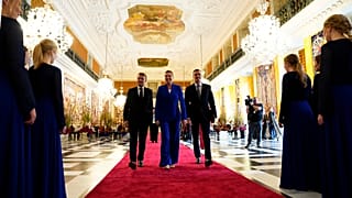 Danimarka Başbakanı Mette Frederiksen, İspanya Başbakanı Pedro Sanchez ve Fransa Cumhurbaşkanı Emmanuel Macron, Christiansborg Sarayı’nda yürürken, 1 Ekim 2025