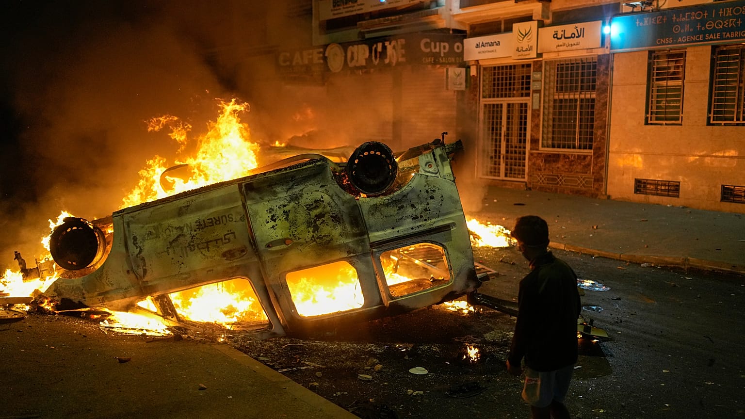 Lángoló autók Rabat utcáin