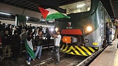 Pro-palästinensische Demonstranten demonstrieren am Mittwoch, 1. Oktober 2025, in Mailand, Italien, am Bahnhof Cadorna aus Solidarität mit der Global Sumud Flotilla.