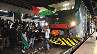 Manifestantes pró-palestinianos manifestam-se na estação de comboios de Cadorna em solidariedade com a Global Sumud Flotilla, na quarta-feira, 1 de outubro de 2025, em Milão, Itália.