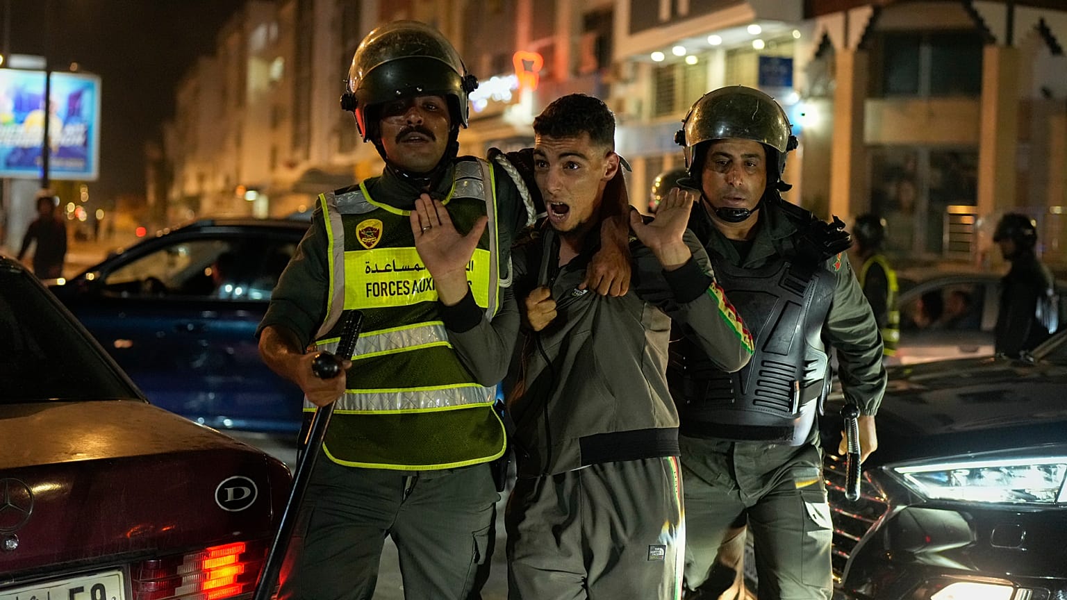 Un joven es detenido durante las protestas en la ciudad de Sale, Marruecos, el miércoles 1 de octubre de 2025.