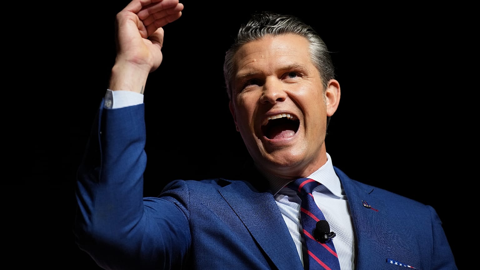 Pete Hegseth amerikai védelmi miniszter beszél a kövér katonákról a Pentagon quanticói értekezletén