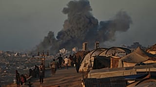 تصاعد الدخان إثر غارة إسرائيلية على مدينة غزة، كما شوهد من وسط قطاع غزة، الأربعاء 1 أكتوبر/ تشرين الأول 2025.