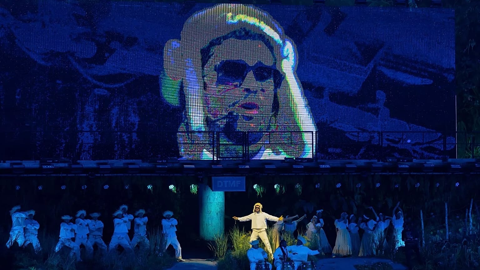 Bad Bunny actúa durante su concierto final en el Coliseo José Miguel Agrelot en San Juan, la capital de Puerto Rico, el 20 de septiembre de 2025.