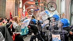 Polizei konfrontiert Menschen, die aus Solidarität mit der Global Sumud Flottille protestieren
