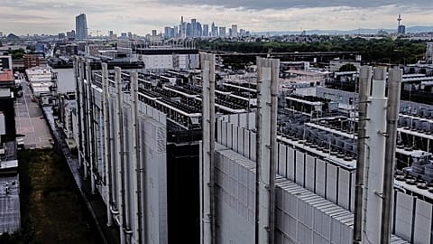 Datenzentren mehrerer Unternehmen stehen außerhalb von Frankfurt. Für die Nutzung von Künstlicher Intelligenz sind sie essenziell.