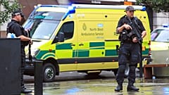 DATEI: Polizeistreife nach einer Messerstecherei in Manchester, 11. Oktober 2019