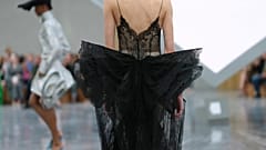 Ein Model präsentiert eine Kreation aus der Frühjahr/Sommer-Kollektion 2026 von Dior während einer Show in Paris am Mittwoch, 1. Oktober 2025.