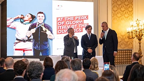 İtalya'nın Ankara Büyükelçisi Giorgio Marrapodi (solda), A Millî Takım Teknik Direktörü Vincenzo Montella (ortada) ve TFF Başkanı İbrahim Ethem Hacıosmanoğlu konuşma yapıyor.