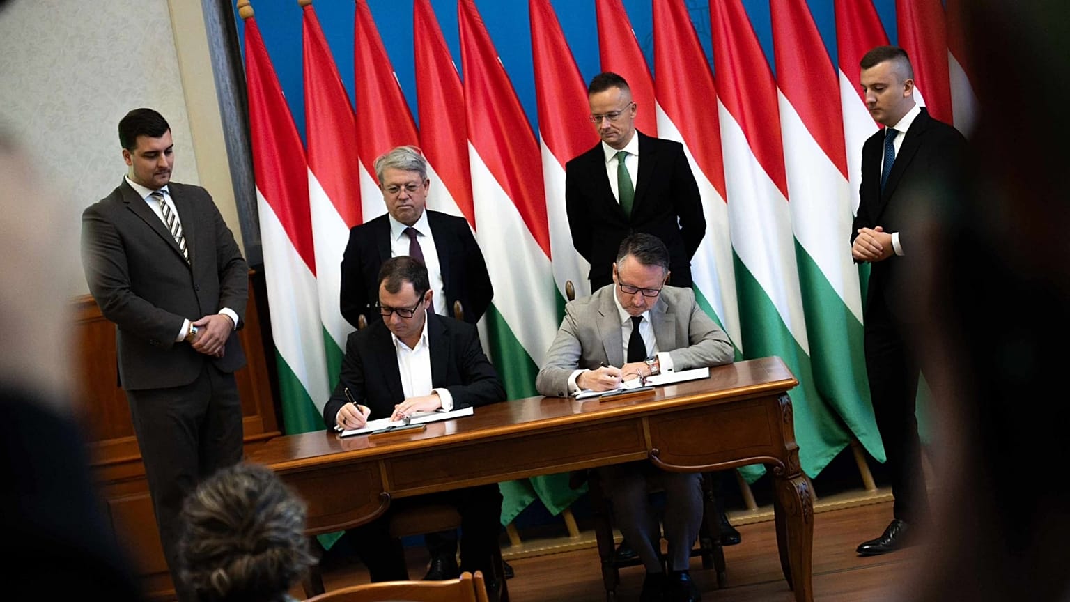A szerződés aláírása a francia céggel