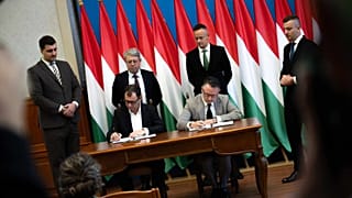 A szerződés aláírása a francia céggel