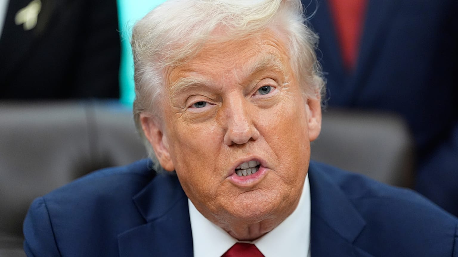 الرئيس دونالد ترامب يتحدث في المكتب البيضاوي بالبيت الأبيض، يوم الثلاثاء 30 سبتمبر 2025، في واشنطن