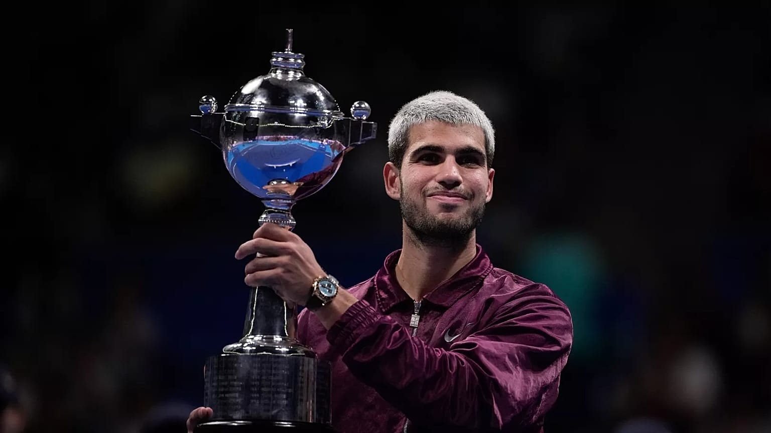  Spain's Carlos Alcaraz poses with the trophy