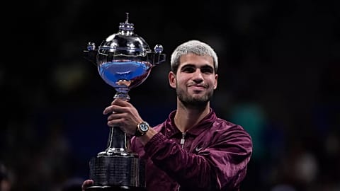 Spaniens Carlos Alcaraz posiert mit der Trophäe