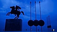 تمثال برونزي للإسكندر الأكبر محاط بنسخ من الدروع والرماح المقدونية في مدينة سالونيك شمالي اليونان، في 8 أكتوبر 2014.