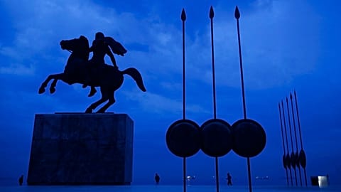 تمثال برونزي للإسكندر الأكبر محاط بنسخ من الدروع والرماح المقدونية في مدينة سالونيك شمالي اليونان، في 8 أكتوبر 2014.