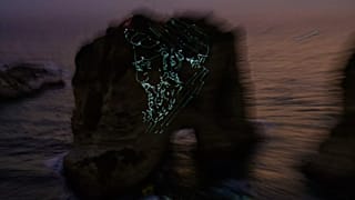  تصویر حسن نصرالله بر صخره دریایی در مراسمی به مناسبت بزرگداشت رهبر حزب‌الله لبنان که در حملات هوایی اسرائیل کشته شد 
