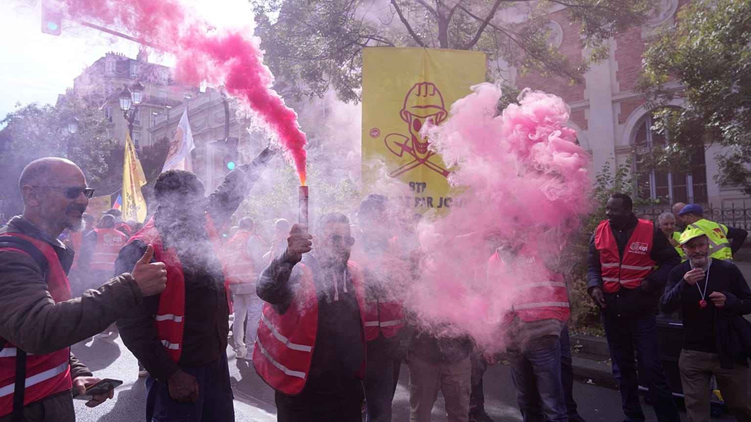 Συνδικαλιστές χρησιμοποιούν φωτοβολίδες κατά τη διάρκεια νέου γύρου απεργιών κατά της υπηρεσιακής κυβέρνησης και των περικοπών δαπανών την Πέμπτη 2 Οκτωβρίου 2025 στο Παρίσι. 