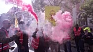 Sindicalistas usam foguetes durante uma nova ronda de greves e protestos contra o governo interino e a redução de custos na quinta-feira, 2 de outubro de 2025, em Paris. 