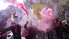 Συνδικαλιστές χρησιμοποιούν φωτοβολίδες κατά τη διάρκεια νέου γύρου απεργιών κατά της υπηρεσιακής κυβέρνησης και των περικοπών δαπανών την Πέμπτη 2 Οκτωβρίου 2025 στο Παρίσι. 