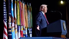O Presidente dos EUA, Donald Trump, fala com os principais comandantes militares dos EUA na Base Quantico do Corpo de Fuzileiros Navais, 30 de setembro de 2025
