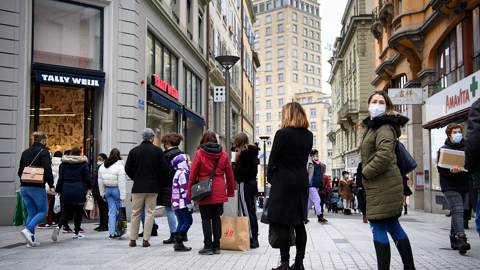 أشخاص يصطفون في طابور خارج متجر ملابس زارا في شارع التسوق في لوزان، سويسرا، السبت 16 يناير/ كانون الأول 2021.