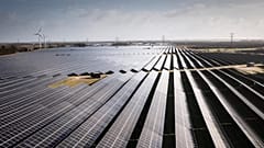 Des installations solaires sur 340 hectares entourent le village de Hjolderup à l'ouest d'Aabenraa, dans le sud du Danemark, le mardi 21 février 2023.