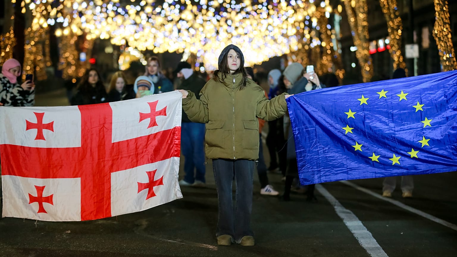 Des manifestants brandissent un drapeau géorgien et un drapeau européen. photo décembre 2024