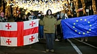 Des manifestants brandissent un drapeau géorgien et un drapeau européen. photo décembre 2024