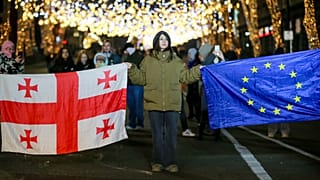 Des manifestants brandissent un drapeau géorgien et un drapeau européen. photo décembre 2024