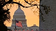 Amerikan bayrakları, gün doğumunda Washington'daki ABD Kongre Binası'nın önünde dalgalanıyor, 1 Ekim 2025.