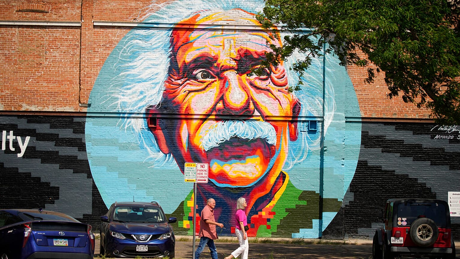 جدارية لألبرت أينشتاين على رصيف في وسط مدينة جريلي، كولورادو يوم الجمعة، 23 يوليو 2021