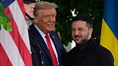 ФАЙЛ: Президент Дональд Трамп приветствует президента Украины Владимира Зеленского в Белом доме, понедельник, 18 августа 2025 года, в Вашингтоне.