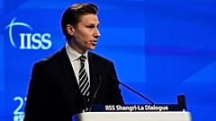 Le ministre finlandais de la Défense, Antti Häkkänen, prononce son discours lors du 22e sommet du Shangri-La Dialogue à Singapour, 31 mai 2025.