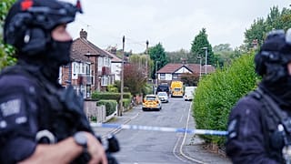A polícia no local do atentado, nos subúrbios de Manchester
