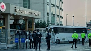 Polisler, İstanbul Adalet Sarayı'nın girişinde bekliyor, 22 Mart 2025