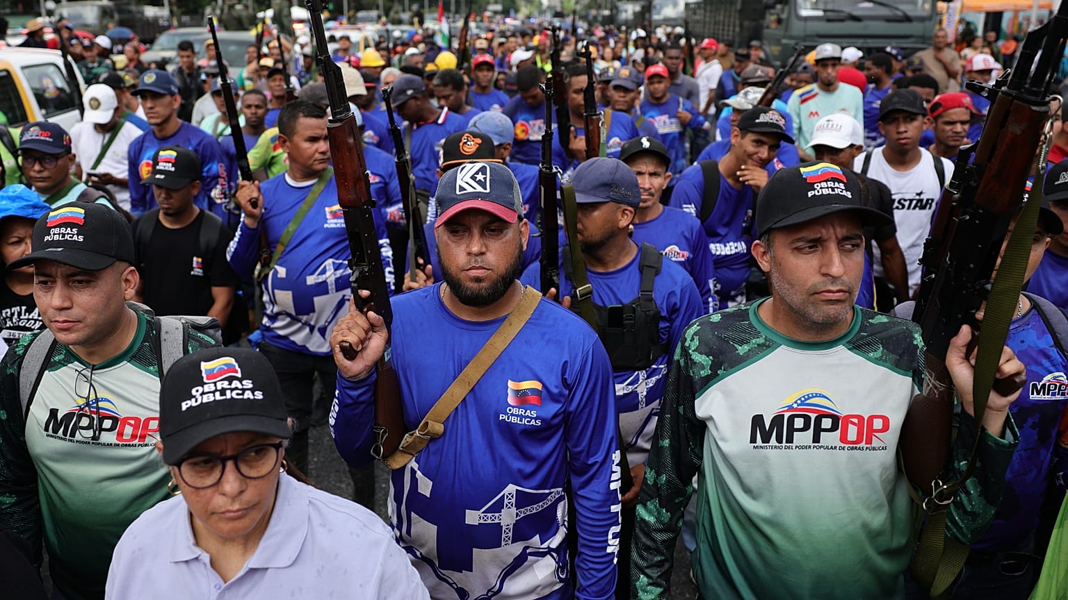 Manifestantes armados en Venezuela.