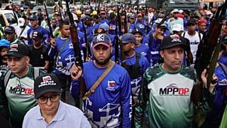 Manifestantes armados en Venezuela.