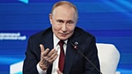 El presidente ruso Vladímir Putin responde a preguntas durante una reunión con expertos en política exterior en Sochi, Rusia, el jueves 2 de octubre de 2025. 