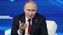 Le président russe Vladimir Poutine répond à des questions lors d'une réunion avec des experts en politique étrangère à Sochi, en Russie, le jeudi 2 octobre 2025. 