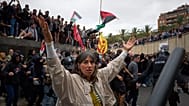 La Policía carga contra los manifestantes en Barcelona durante las manifestaciones por el rapto de la Flotilla Global Sumud, el 2 de octubre de 2025.