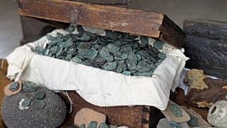 Des pièces de monnaie espagnoles découvertes dans une épave au large de la côte atlantique de la Floride en 2025