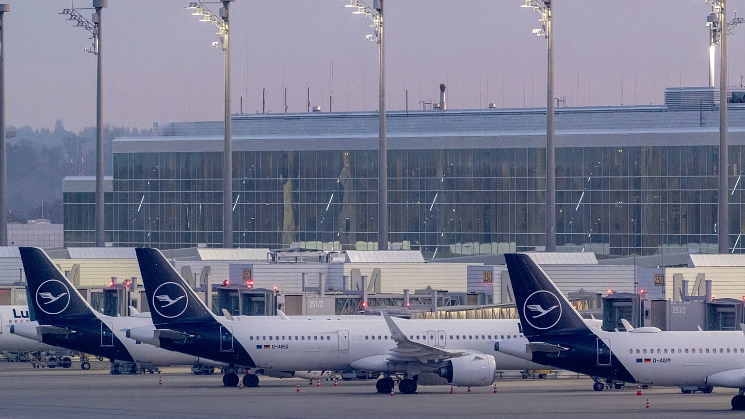 Wegen Drohnen über dem Münchner Flughafen wurde der Betrieb eingestellt. 3.000 Passagiere verbrachten die Nacht in den Terminals.