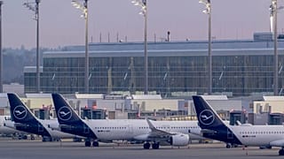 Wegen Drohnen über dem Münchner Flughafen wurde der Betrieb eingestellt. 3.000 Passagiere verbrachten die Nacht in den Terminals.