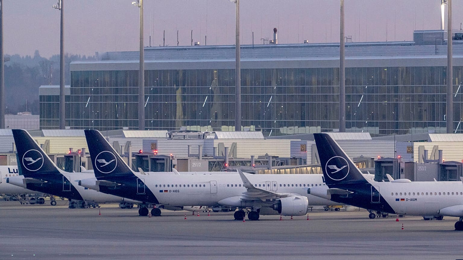 Aviões da Lufthansa sentados no Terminal 2 do Aeroporto de Munique, Alemanha, na manhã de segunda-feira, 10 de março de 2025.